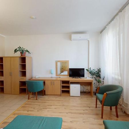 Hotel Hubert Nové Zámky Екстериор снимка