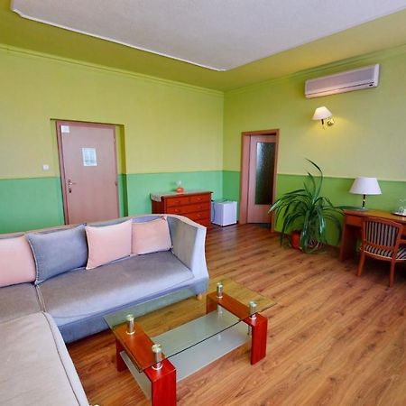 Hotel Hubert Nové Zámky Екстериор снимка