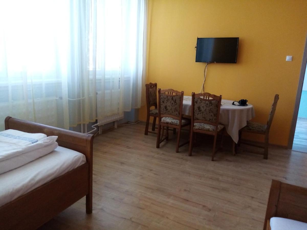 Hotel Hubert Nové Zámky Екстериор снимка