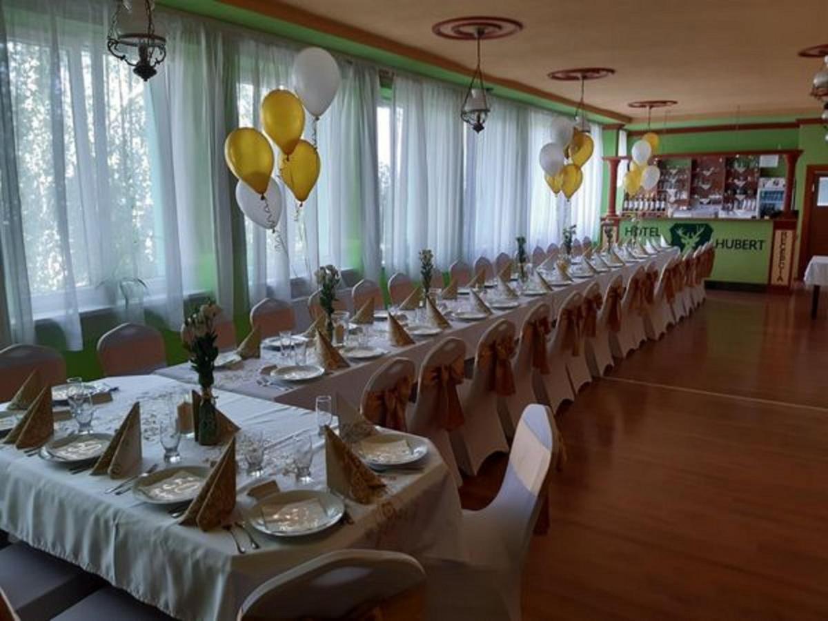Hotel Hubert Nové Zámky Екстериор снимка