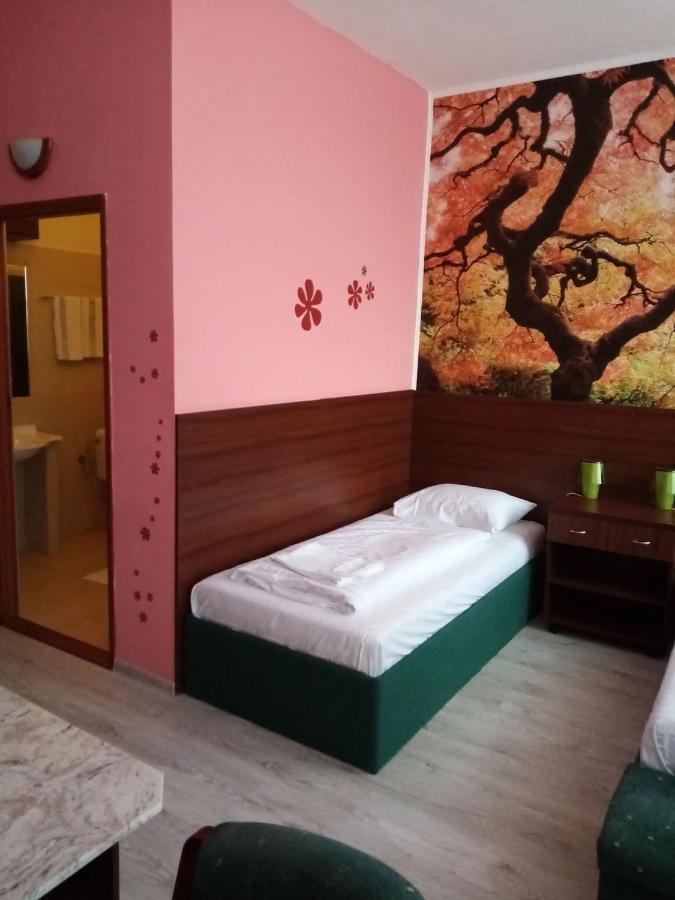 Hotel Hubert Nové Zámky Екстериор снимка