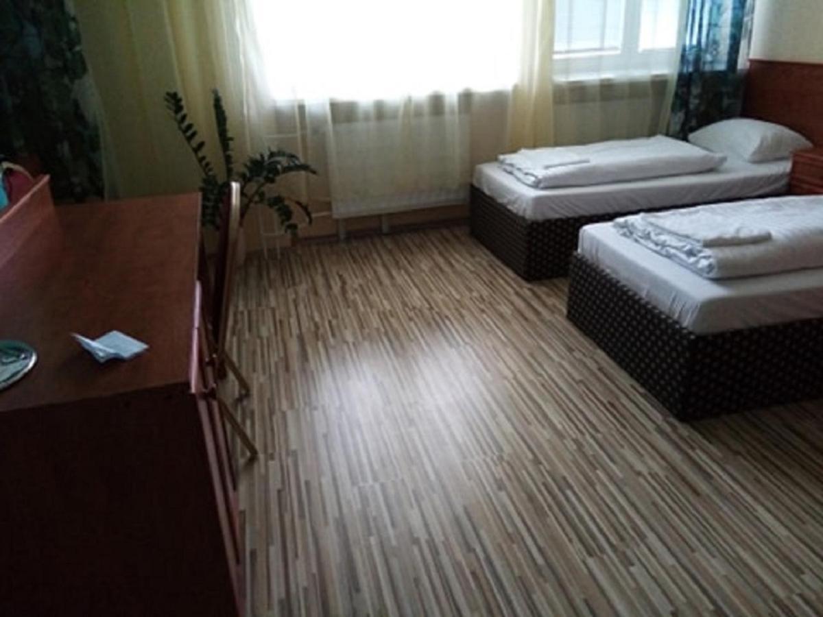 Hotel Hubert Nové Zámky Екстериор снимка