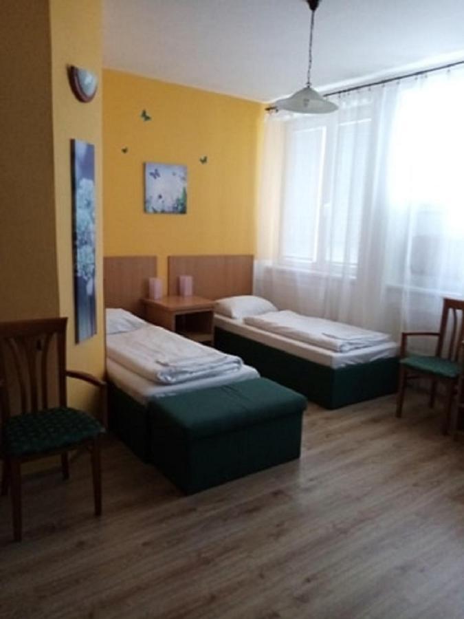 Hotel Hubert Nové Zámky Екстериор снимка