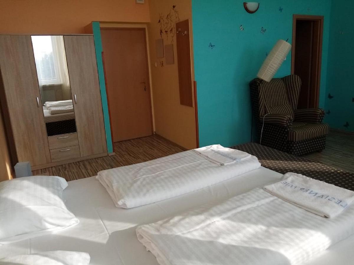 Hotel Hubert Nové Zámky Екстериор снимка
