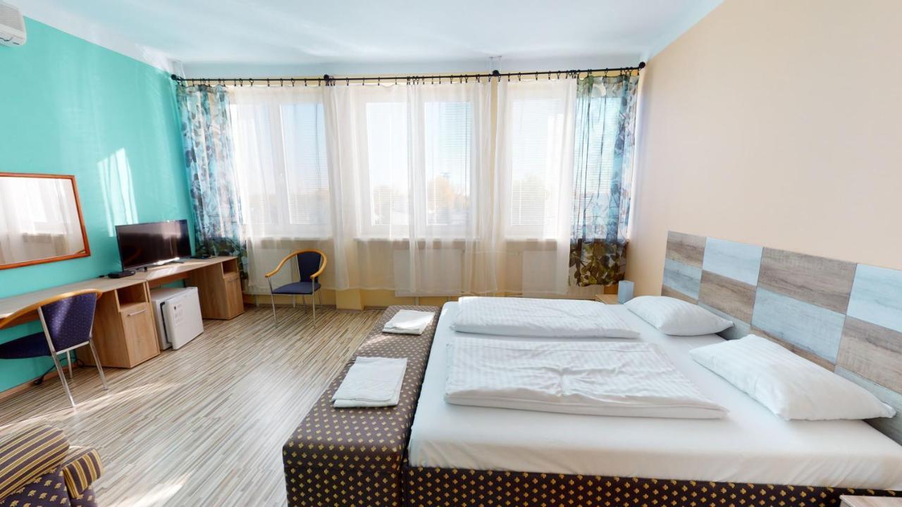 Hotel Hubert Nové Zámky Екстериор снимка