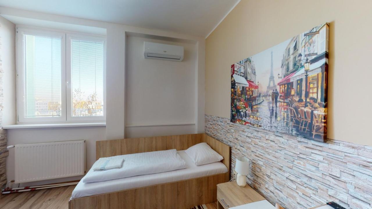 Hotel Hubert Nové Zámky Екстериор снимка