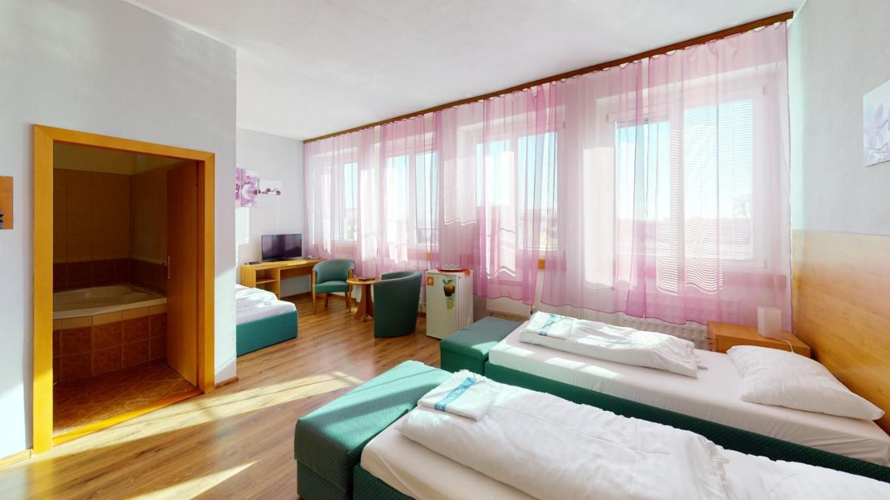 Hotel Hubert Nové Zámky Екстериор снимка