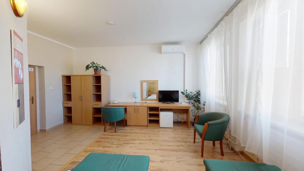 Hotel Hubert Nové Zámky Екстериор снимка
