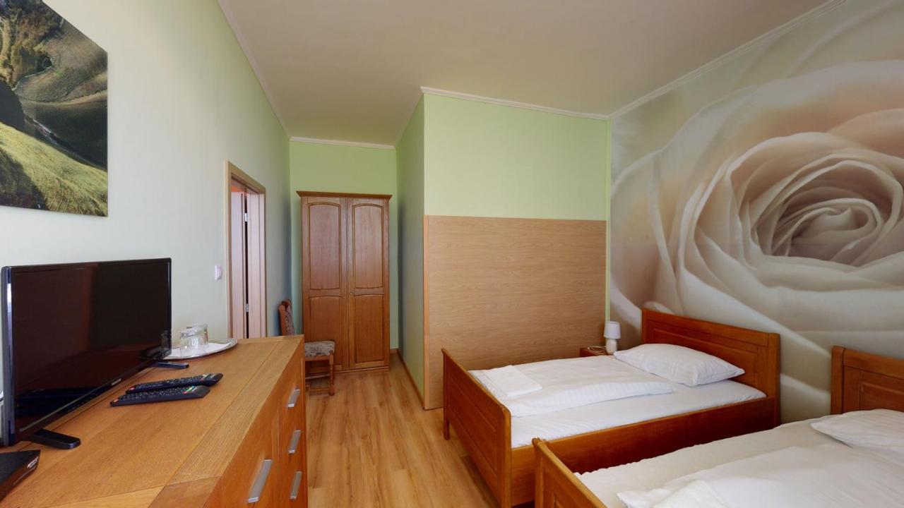 Hotel Hubert Nové Zámky Екстериор снимка