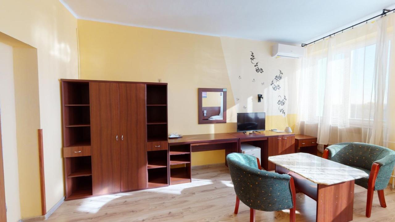 Hotel Hubert Nové Zámky Екстериор снимка