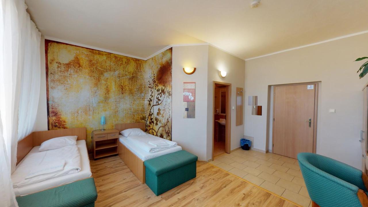 Hotel Hubert Nové Zámky Екстериор снимка