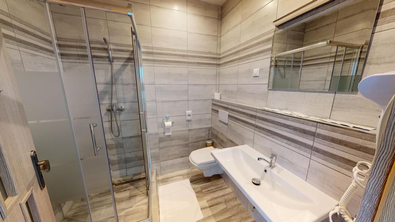 Hotel Hubert Nové Zámky Екстериор снимка