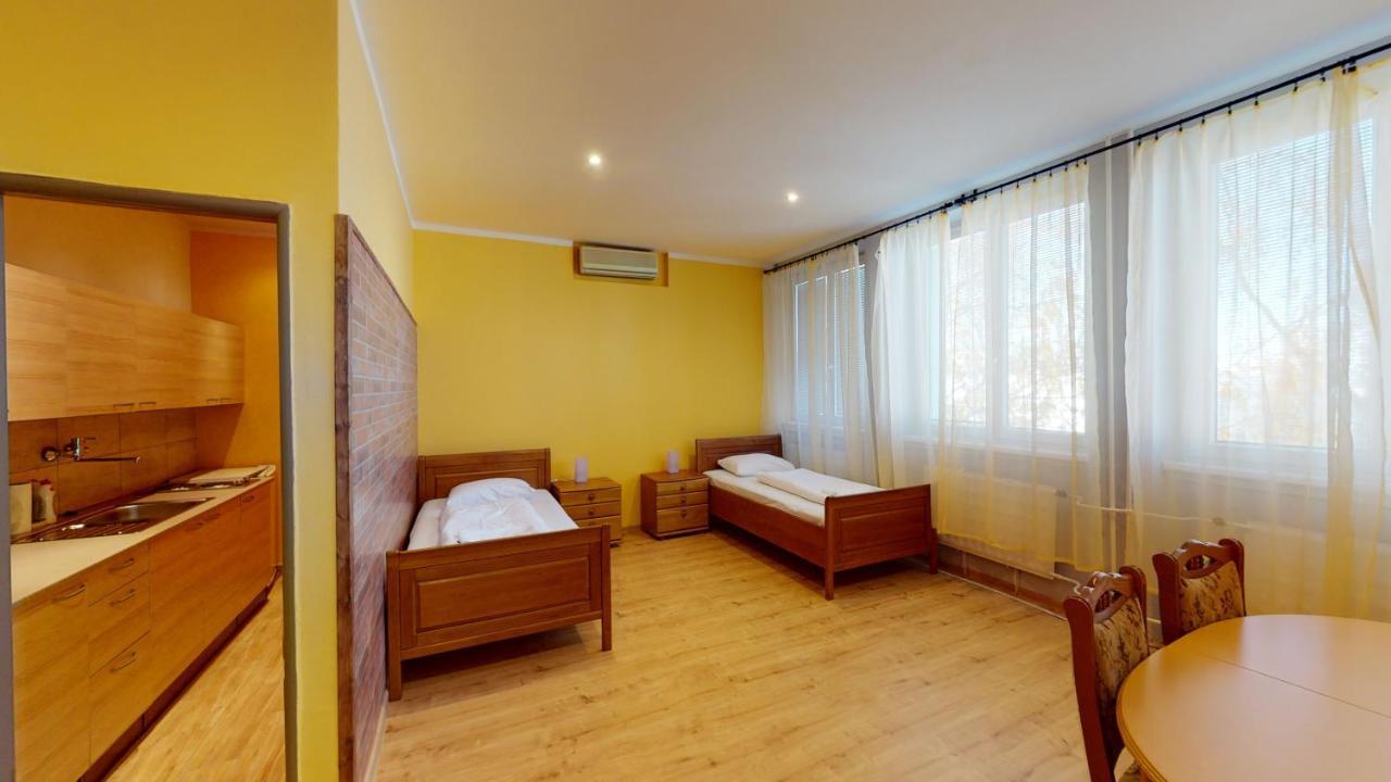 Hotel Hubert Nové Zámky Екстериор снимка
