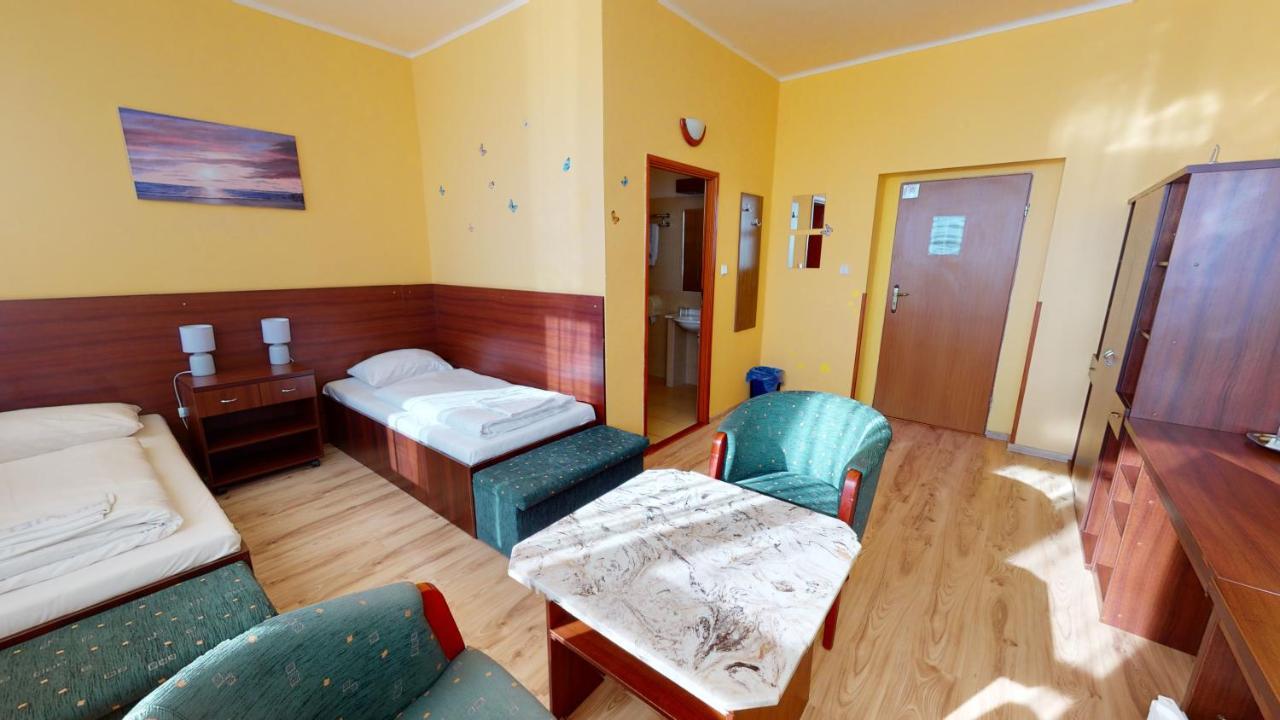 Hotel Hubert Nové Zámky Екстериор снимка