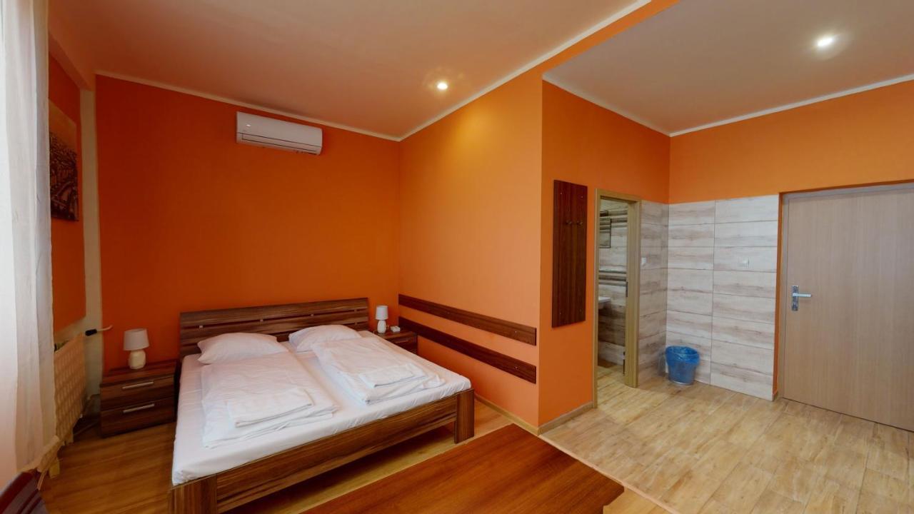 Hotel Hubert Nové Zámky Екстериор снимка