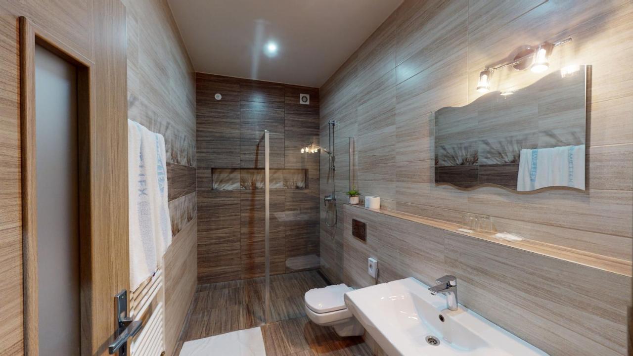 Hotel Hubert Nové Zámky Екстериор снимка