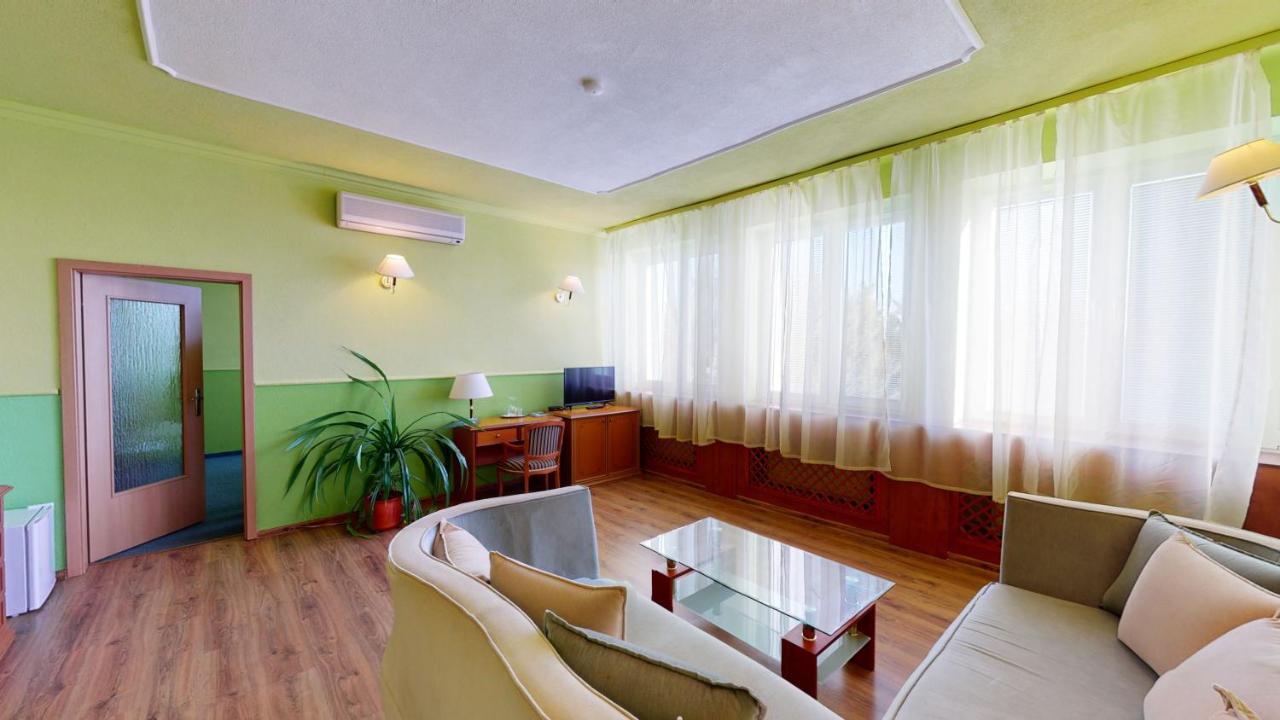 Hotel Hubert Nové Zámky Екстериор снимка