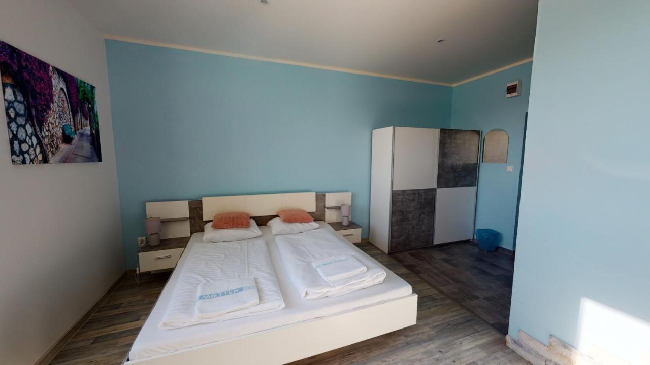 Hotel Hubert Nové Zámky Екстериор снимка