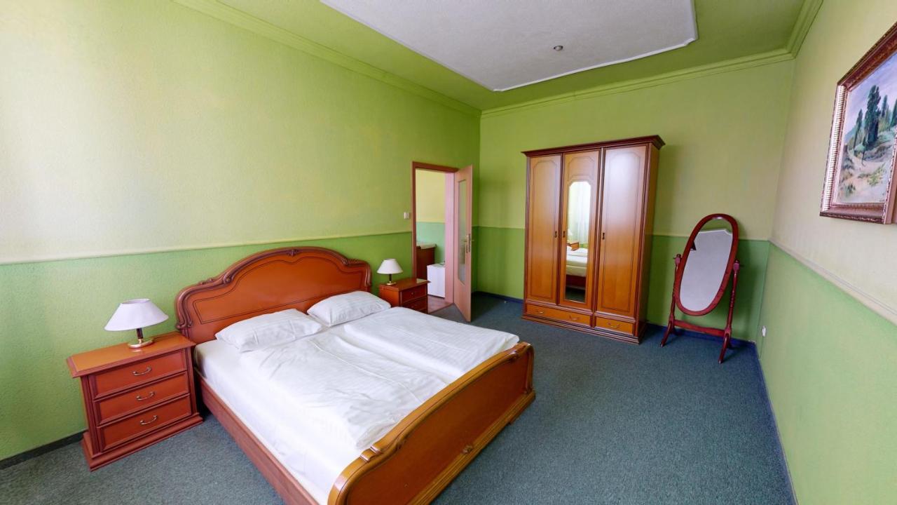 Hotel Hubert Nové Zámky Екстериор снимка