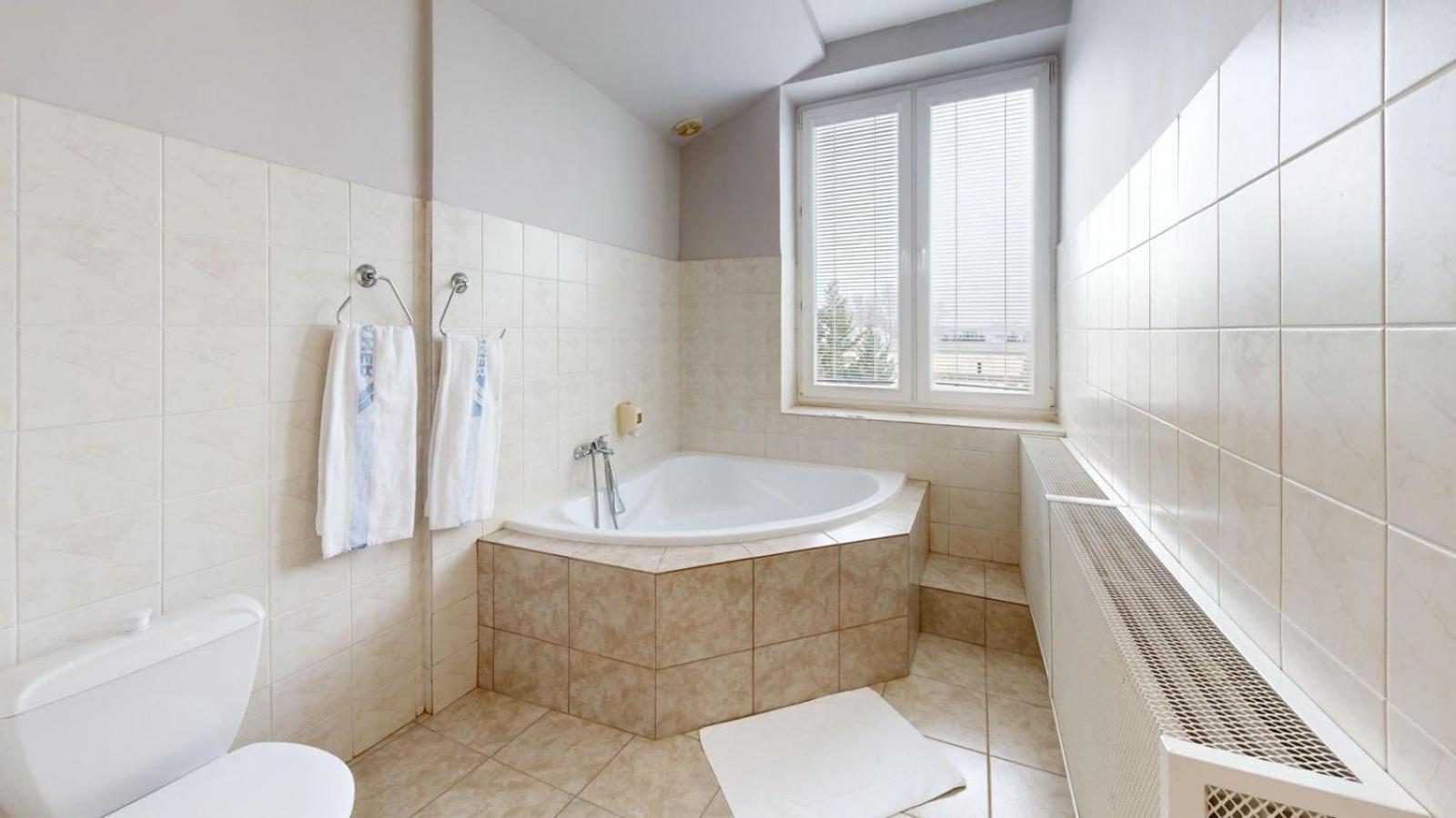 Hotel Hubert Nové Zámky Екстериор снимка