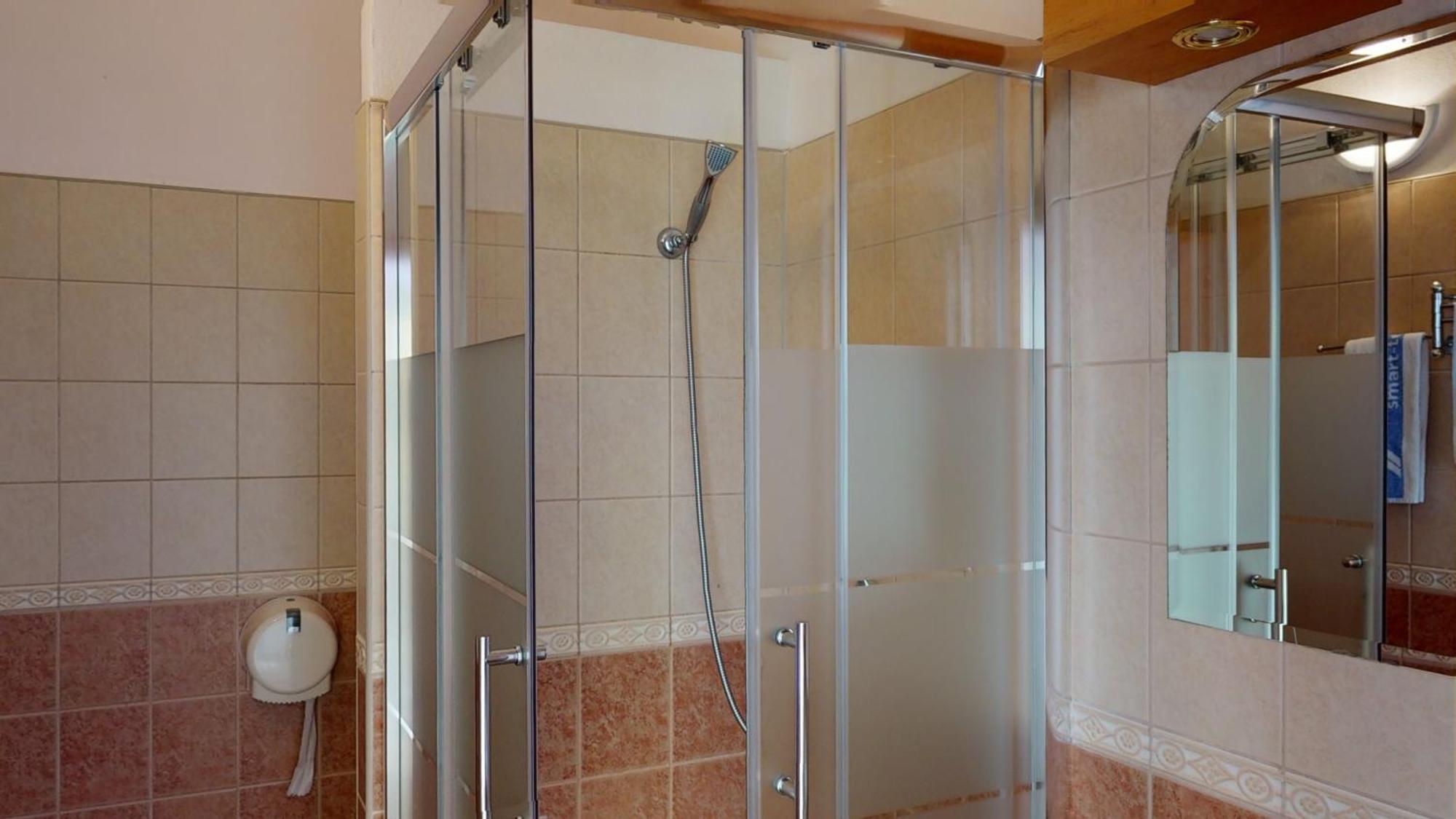 Hotel Hubert Nové Zámky Екстериор снимка