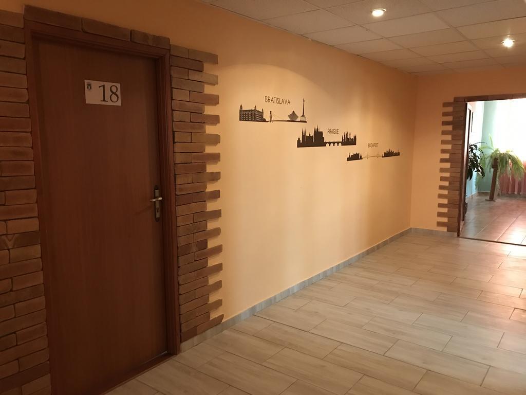 Hotel Hubert Nové Zámky Екстериор снимка