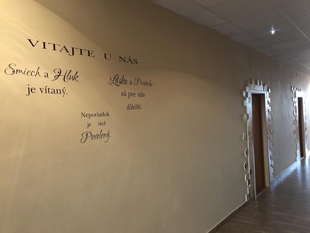 Hotel Hubert Nové Zámky Екстериор снимка