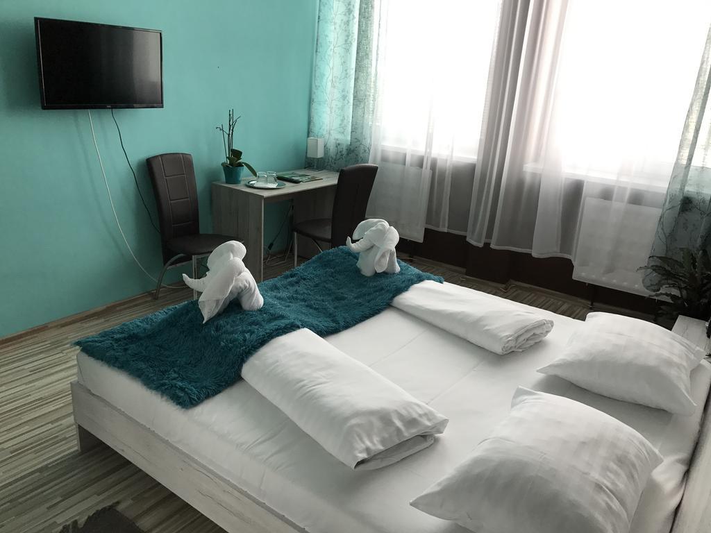 Hotel Hubert Nové Zámky Екстериор снимка