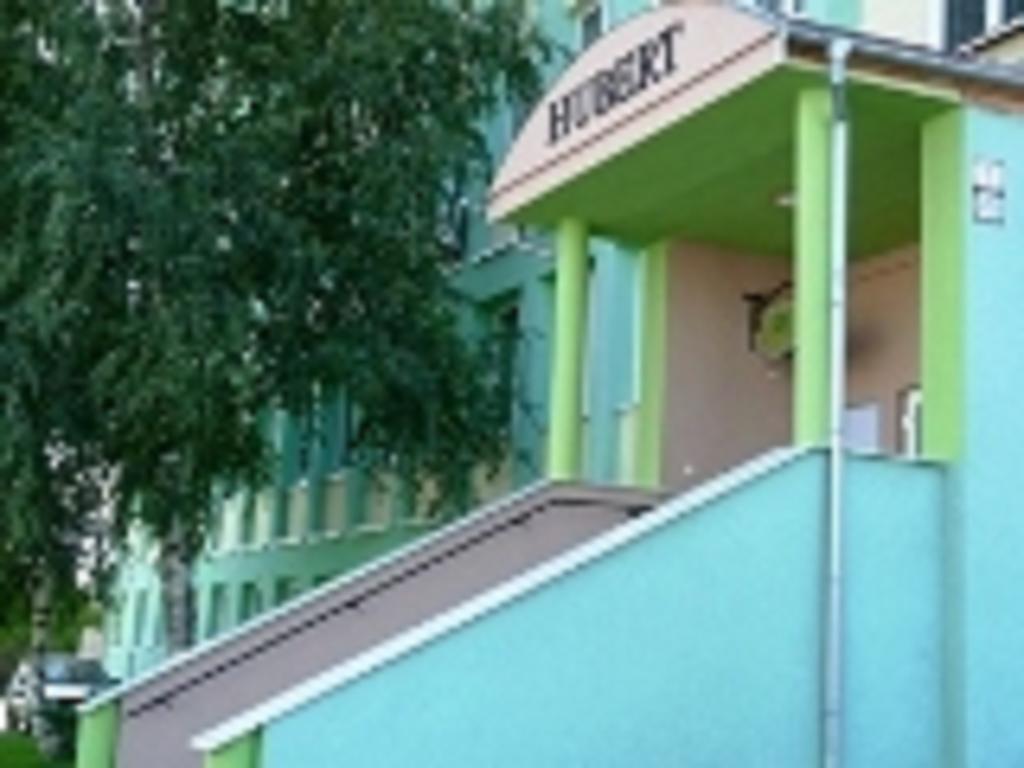 Hotel Hubert Nové Zámky Екстериор снимка