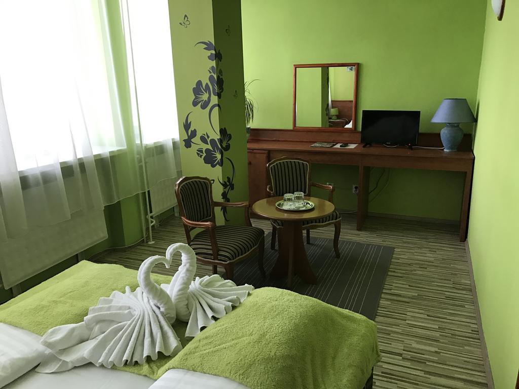 Hotel Hubert Nové Zámky Екстериор снимка