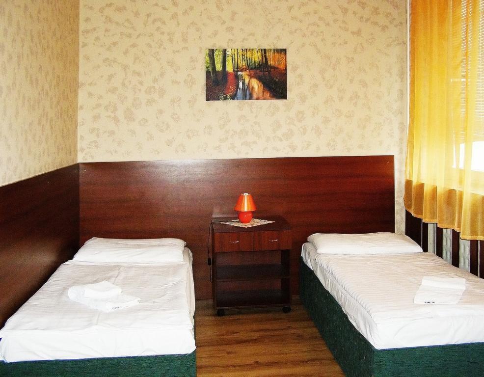 Hotel Hubert Nové Zámky Екстериор снимка