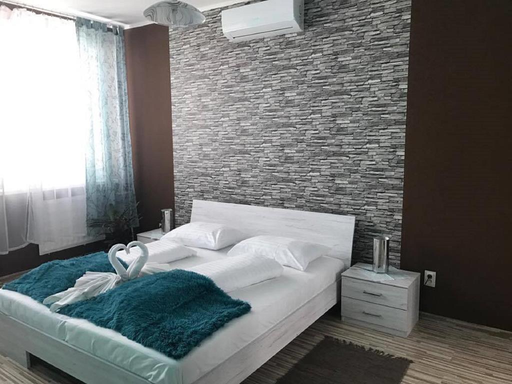 Hotel Hubert Nové Zámky Екстериор снимка