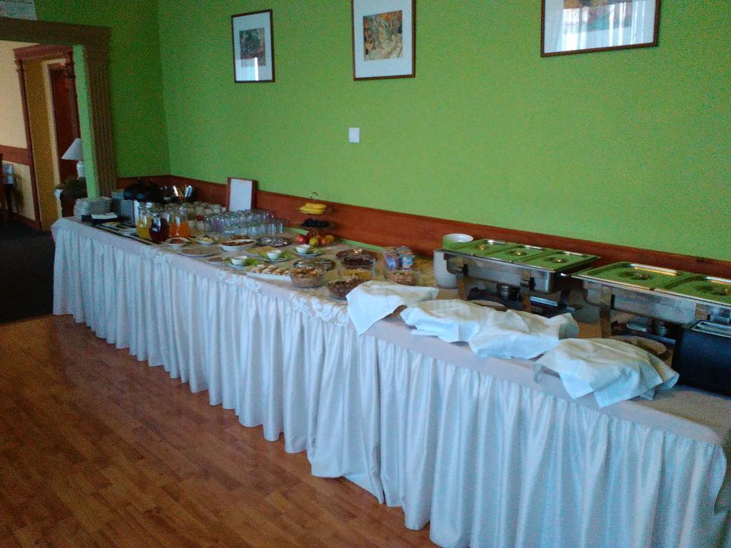 Hotel Hubert Nové Zámky Екстериор снимка