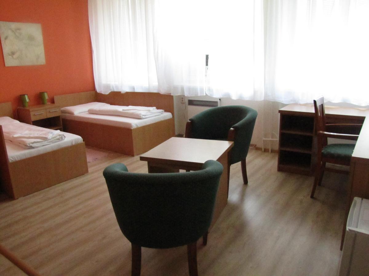 Hotel Hubert Nové Zámky Екстериор снимка