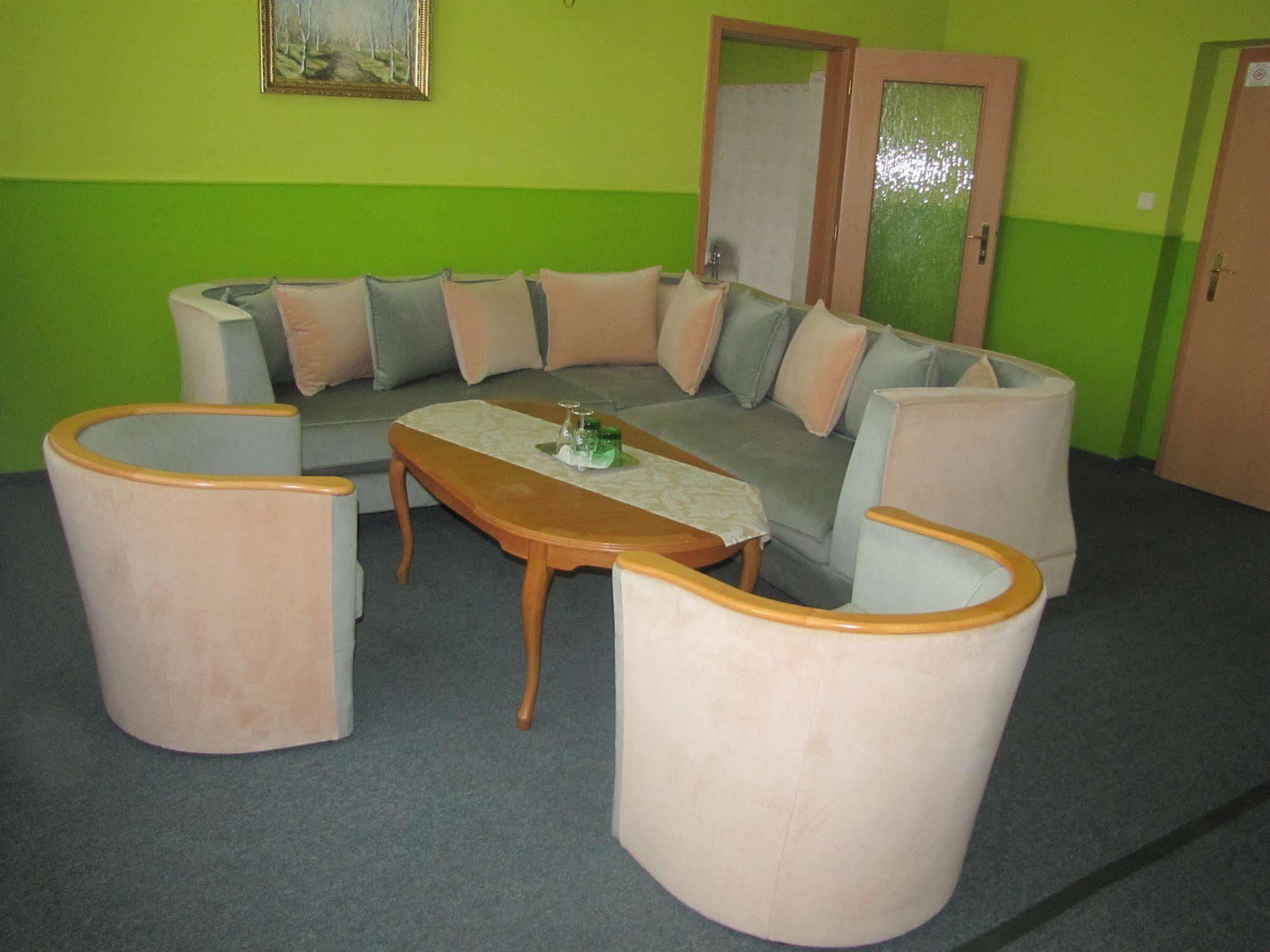 Hotel Hubert Nové Zámky Екстериор снимка