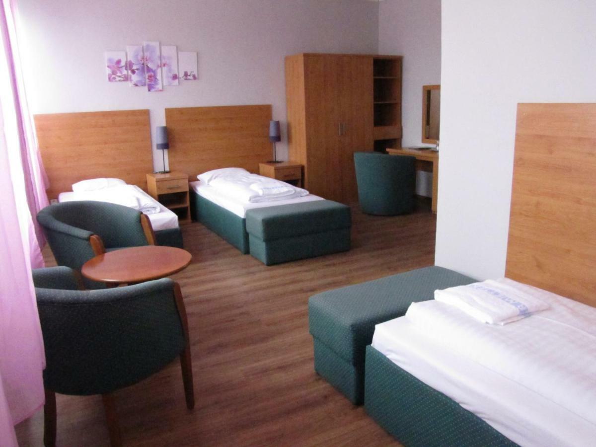 Hotel Hubert Nové Zámky Екстериор снимка