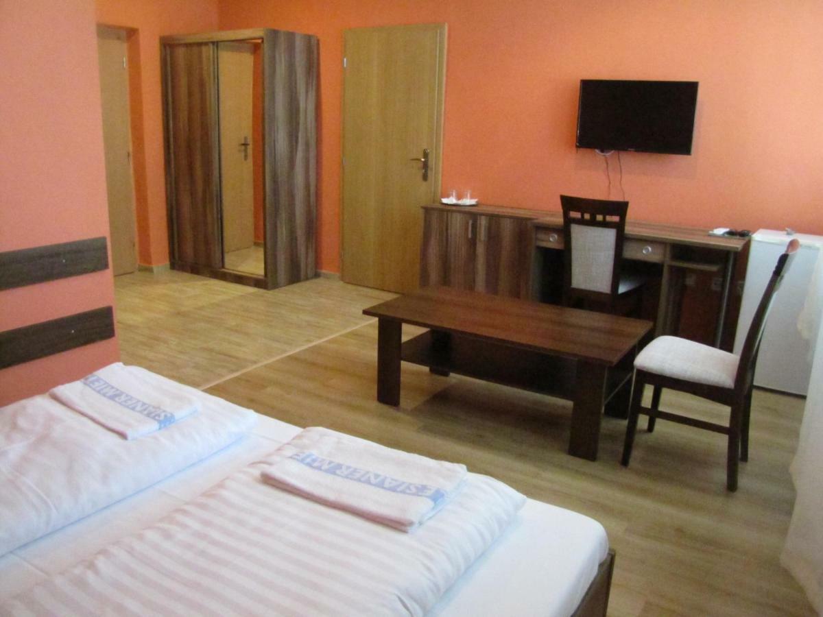 Hotel Hubert Nové Zámky Екстериор снимка